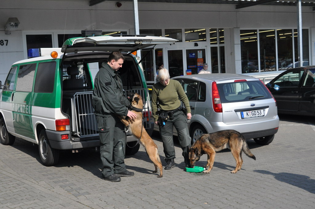 Messerstecherei Koeln Duennwald Berlinerstr P50.JPG